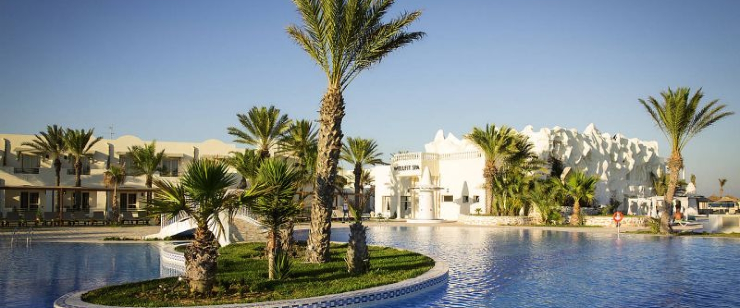 ROBINSON Club Djerba Bahiya Draußenpool bei Sonnenschein