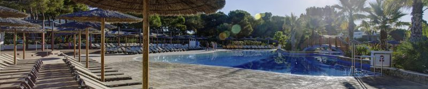 Entspannung am Pool des TUI MAGIC LIFE Clubs Cala Pada