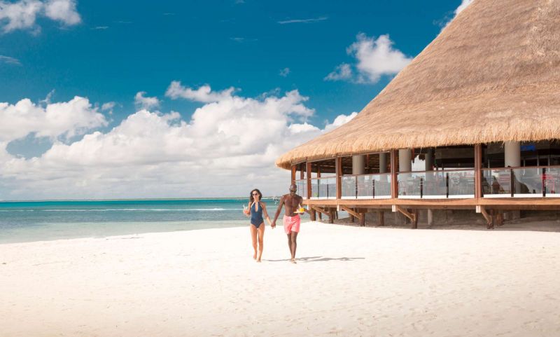 Club_Med_Cancun_Yucatan_Paradies_Flitterwochen_Paar_Cocktail_Strand_Meer_Freude.jpg