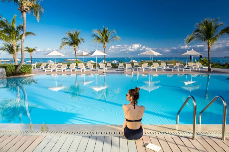 Club_Med_Bahamas_Frau_am_Pool_Meer_Paradies_Entspannung.jpg